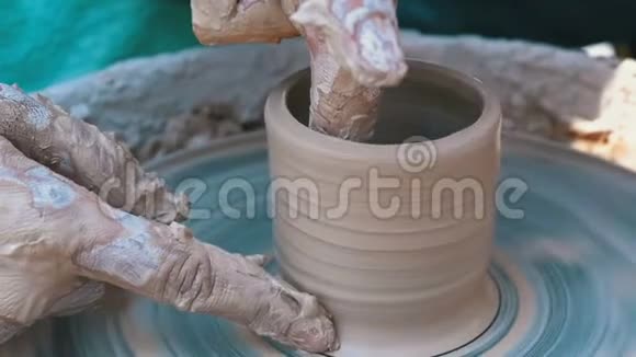 波特他的手用粘土在陶工车轮上工作慢动作视频的预览图