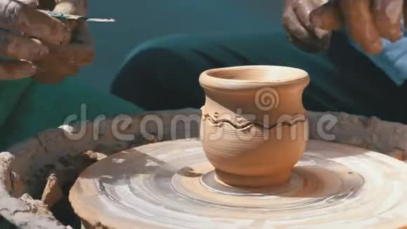 陶工的手和陶工车轮上的陶土花瓶视频的预览图