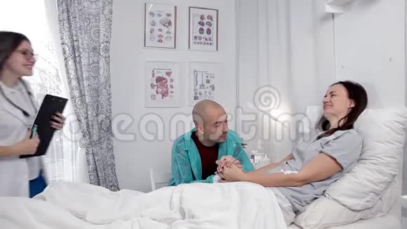 丈夫在医院探望妻子视频的预览图