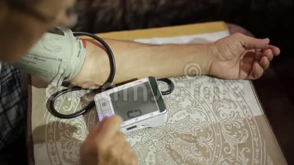 成年男性血压测量成年后的保健视频的预览图