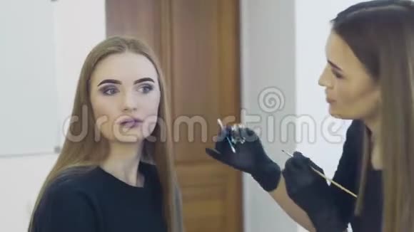 美容师用刷子在顾客的眉毛上刷油漆特写镜头眉毛矫正视频的预览图