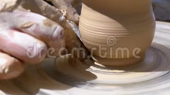 波特他的手用粘土在陶工车轮上工作慢动作视频的预览图