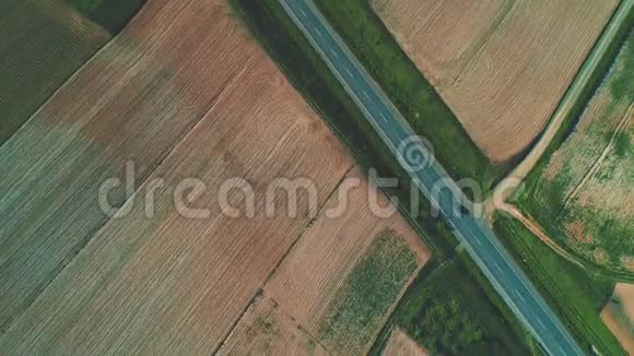 空中飞行在田野之间的道路上4K视频的预览图