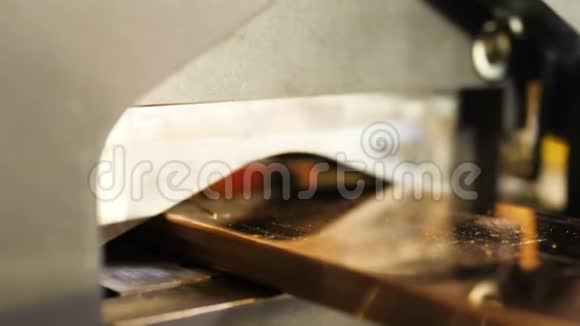 切割部分在铜板上下降制造必要的长度视频的预览图