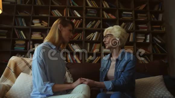 快乐的老妇人和她的女儿在家说话视频的预览图