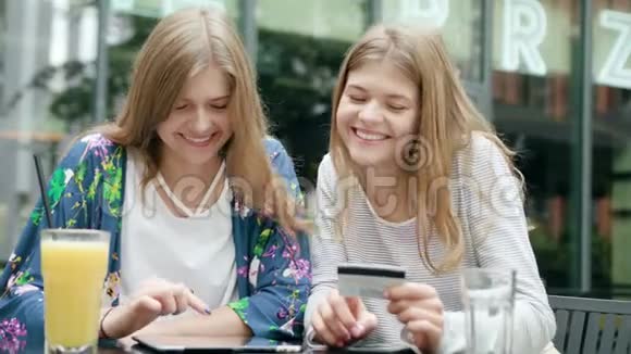 年轻女士用平板电脑拿着信用卡视频的预览图