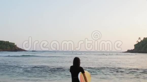 在海边有冲浪板的女孩视频的预览图