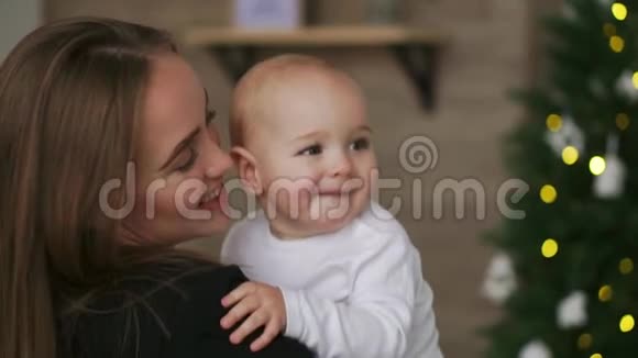 妈妈和宝宝慢动作家庭幸福妈妈和她的孩子在家笑着视频的预览图