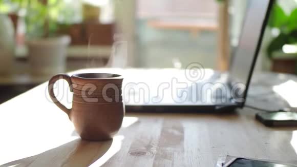 用鼠标和键盘上网的人热茶把注意力集中在杯子上视频的预览图