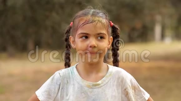 带着孩子用水洗去彩色粉末在娱乐公园休息微笑快乐孩子们的快乐视频的预览图