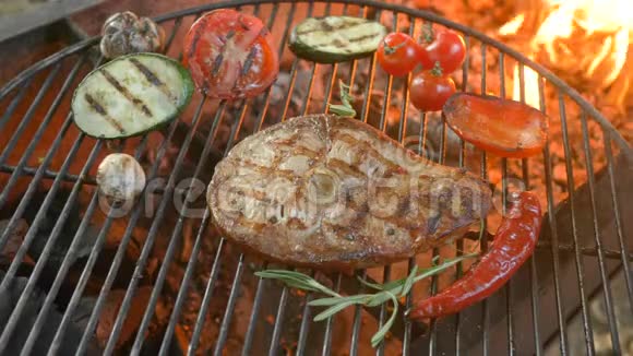 烤架上的肉和蔬菜背景有火焰餐厅里的菜骨头上的鱼肉西葫芦视频的预览图