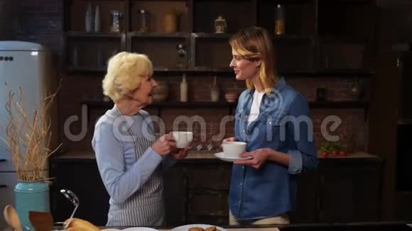 与女儿一起分享饼干的老年妇女视频的预览图