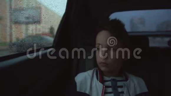 雨天车里的悲伤男孩视频的预览图
