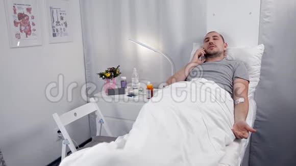 年轻人生病躺在医院病房里视频的预览图
