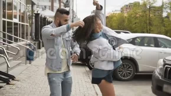 在街上跳舞的情侣视频的预览图
