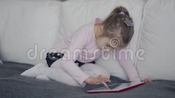 休闲女孩在沙发上用平板电脑视频的预览图