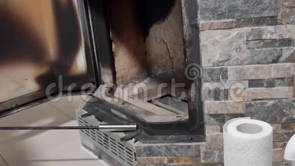 一个人从灰烬中清理壁炉视频的预览图