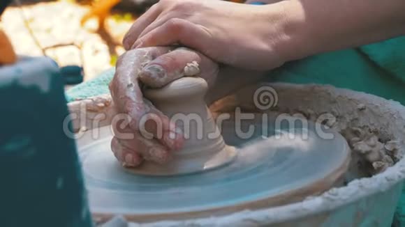 陶工师傅的手和陶土花瓶在陶工的车轮特写视频的预览图