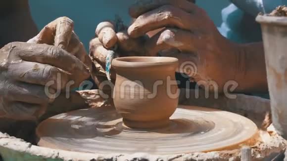 波特大师的双手和陶土车轮上的泥视频的预览图