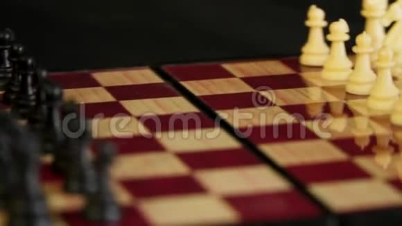 国际象棋放在棋盘上视频的预览图