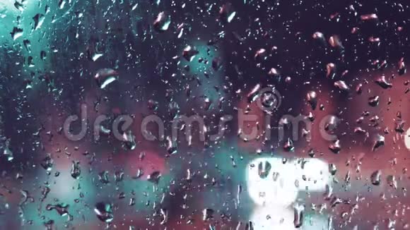 雨夜的交通经过视频的预览图