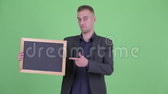 穿西装的商人举着黑板竖起大拇指视频的预览图