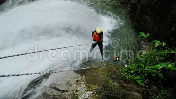 两个游客在飞龙瀑布上的实时动作镜头视频的预览图