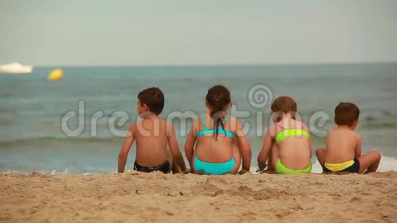 孩子们坐在海滩上视频的预览图