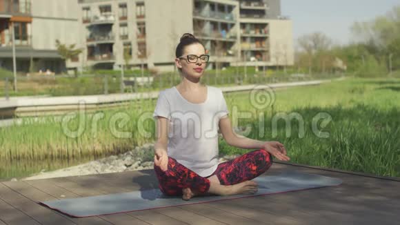 在家附近做瑜伽的年轻女人视频的预览图
