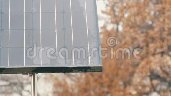 阴天的城市街道上的太阳能电池板节能环保视频的预览图