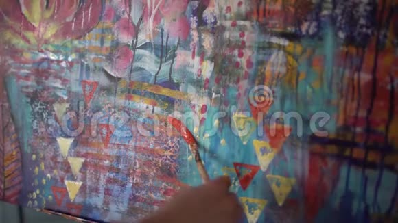 艺术家在手的特写中描绘出美丽的抽象画刷4千克视频的预览图