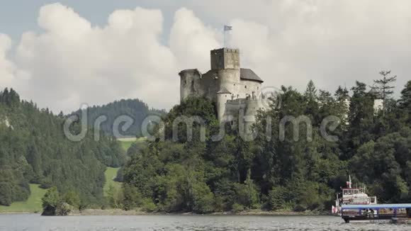 中世纪的城堡在湖上山视频的预览图