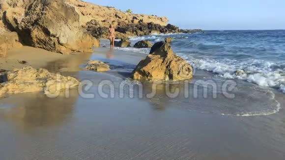 穿比基尼的美女在沙滩散步视频的预览图