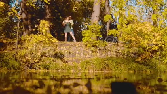 年轻的幸福夫妇在湖边跳舞视频的预览图