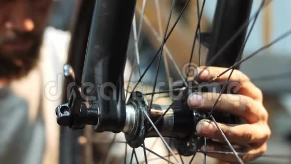 马哈尼在她的修理车间修理自行车车轮视频的预览图