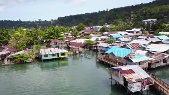 观海上渔民房屋桥梁和船只视频的预览图