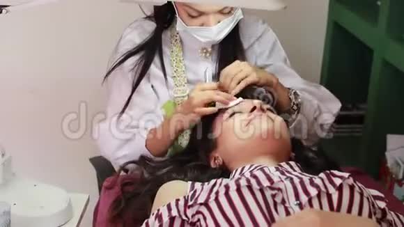 大师在美容院做眉毛形状的矫正视频的预览图