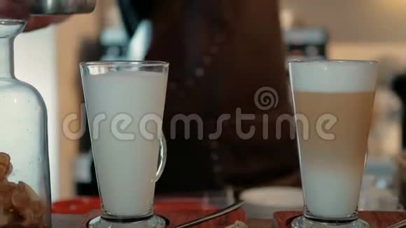 巴曼把咖啡倒进牛奶里视频的预览图