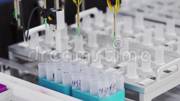 在实验室的特写机上为细胞喷漆进行详细考虑机器人分析视频的预览图