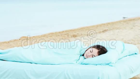 女孩在海滩上醒来视频的预览图