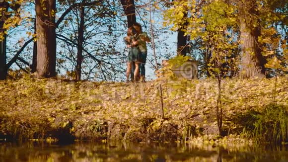 年轻的幸福夫妇在湖边跳舞视频的预览图