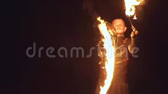 火秀男艺术家把手中的火物视频的预览图