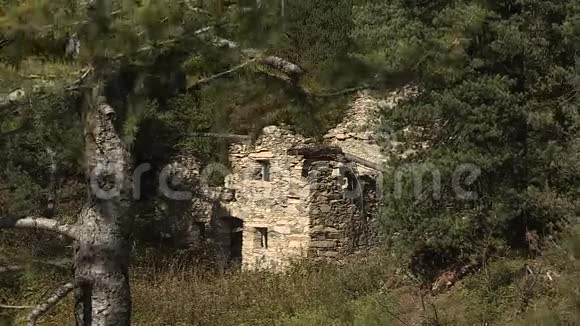 欧洲奥地利萨尔茨堡奥贝陶恩附近的一座破败房屋视频的预览图