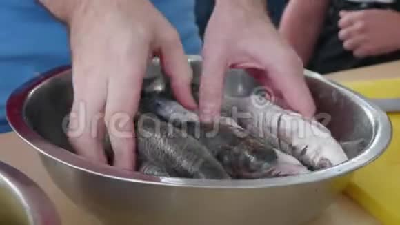 在钢碗里腌制鱼视频的预览图