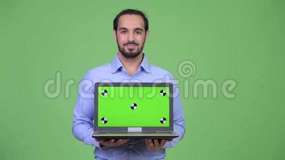 年轻的大胡子印度商人展示笔记本电脑视频的预览图