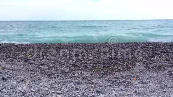 空的鹅卵石海滩和汹涌的海浪视频的预览图