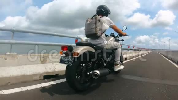 乘坐摩托车带背包的旅行者的后景视频的预览图
