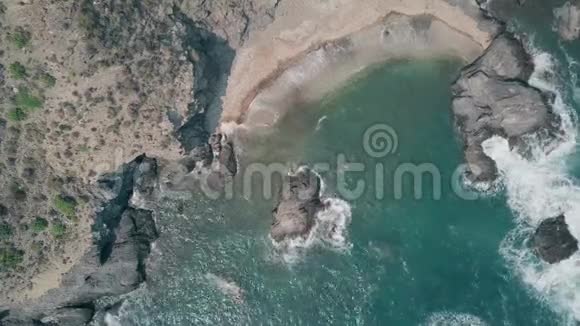 从上到下可以看到海浪和岩石海滩视频的预览图