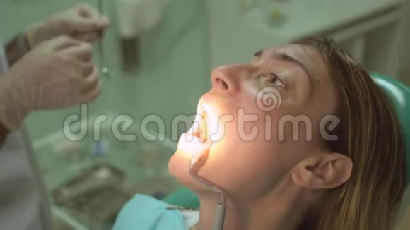 门诊牙科设备牙科医生与美丽的女性病人视频的预览图