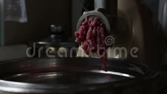 厨师用电动切肉机煮鲜肉视频的预览图